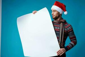 hermoso hombre en un Navidad blanco Bosquejo póster estudio posando foto