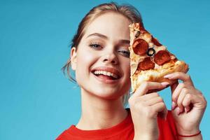 bonito mujer con Pizza en manos rápido comida comiendo divertido foto