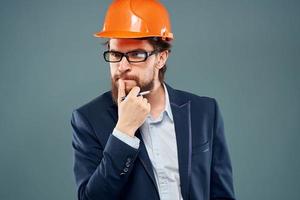 hombre en traje naranja casco profesional la seguridad industria estilo de vida foto