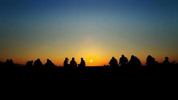 människor silhuett och de solnedgång video
