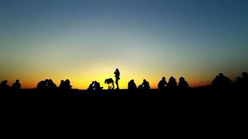 persone silhouette e il tramonto video