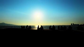 människor silhuett och de solnedgång video