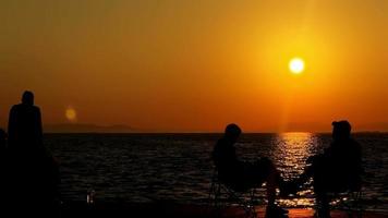 persone silhouette e il tramonto video