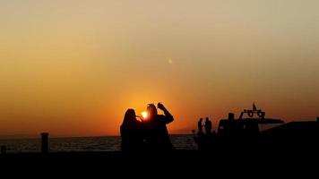 Menschen Silhouette und das Sonnenuntergang video