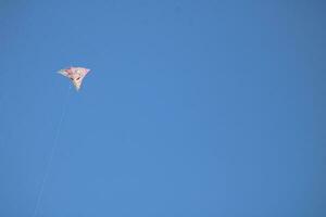 cometa volador en el playa cielo foto