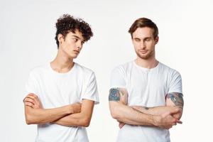 dos chicos en blanco camisetas siguiente a amistad comunicación emociones foto