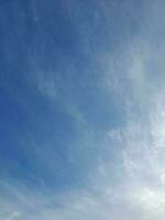 hermosas nubes blancas sobre fondo de cielo azul profundo. grandes nubes esponjosas suaves y brillantes cubren todo el cielo azul. foto