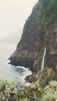 Wasserfall auf hoher Klippe mündet in den Ozean video