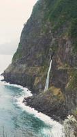 chute d'eau sur haute falaise se jette dans l'océan video