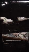 Blick durch die zerbrochene Verkleidung einer alten Tür aus einem verlassenen Gebäude video