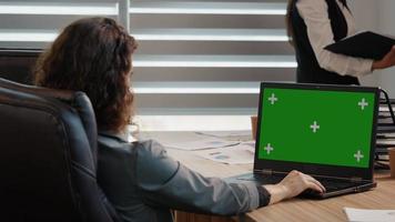 Seite Aussicht Geschäft Frau oder weiblich Freiberufler Aufpassen ein Webinar auf Grün Bildschirm Chroma Schlüssel Laptop. video