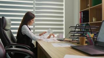sida se av anställd framställning ändringar i dokument på bärbar dator i lugna atmosfär. video