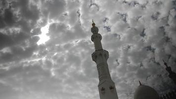 mesquita minarete dentro meio Oriental cidade video