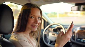 mujer en lentes utilizando un teléfono inteligente en el coche video