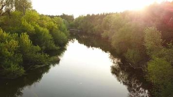 antenne visie van de rivier- gedekt met mist Bij ochtendgloren. Oekraïne video