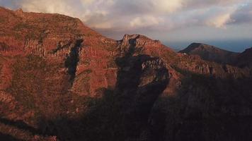 Visualizza a partire dal il altezza di il città di Santa Cruz de tenerife su il atlantico costa. tenerife, canarino isole, Spagna video