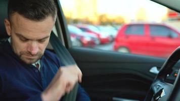 homme conduite une voiture, à la recherche pour une endroit à parc video