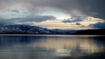 nieve montaña lago ver en nublado invierno día video