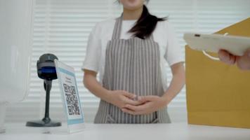 client utilisation les smartphones à analyse qr codes à Payer en magasin avec numérique Paiements sans pour autant espèces. balayage avoir remises. e portefeuille, technologie, en ligne paiement, bancaire application, intelligent ville, argent transfert video