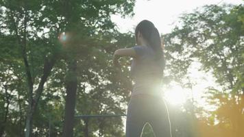mujer practicando meditar en el parque. mujer asiática haciendo ejercicios por la mañana. equilibrio, recreación, relajación, calma, buena salud, feliz, relax, estilo de vida saludable, reducir el estrés, paz, actitud. video