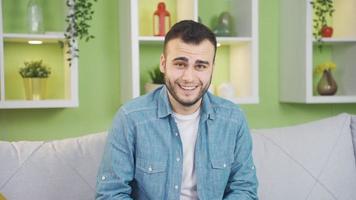 retrato do feliz, louco e enérgico jovem cara. feliz sorridente Diversão homem às casa olhando às Câmera. video