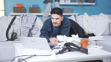 bagunçado Faculdade aluna estudando a partir de lar. preguiçoso e desarrumado masculino aluna atendendo Facetime classe em computador portátil. video