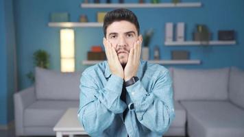 en problema, joven hombre con problemas es considerado. joven hombre mirando preocupado y estresado tiene problemas y pensamiento. video