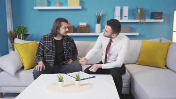 profesional corredor de bienes raíces negociando nuevo casa compra, arrendamiento con joven hombre. joven hombre comprando o alquiler un nuevo casa hace un acuerdo con un real inmuebles agente en el departamento. video