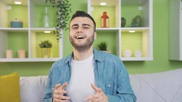 contento uomo è ballando. divertimento uomo danza a casa nel positivo e comprensivo umore. video