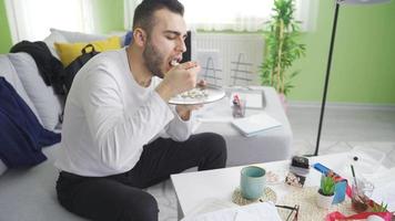 paresseux homme séance sur canapé à maison. paresseux et désordonné homme dépenses temps à maison. video