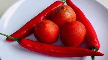 rotante Schermo di pomodori e peperoncini. molto bellissimo e può essere Usato come tanto video