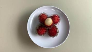 rotativo exibição em rambutan fruta. muito delicioso e saudável. video
