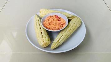 boiled white corn, very good eaten with salt and chili. video