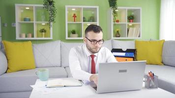 sobrecarregado homem de negocios com trabalhos estresse obtendo nervoso. homem de negocios trabalhando às casa em computador portátil é estressado, depressivo e não sentindo-me bem. video