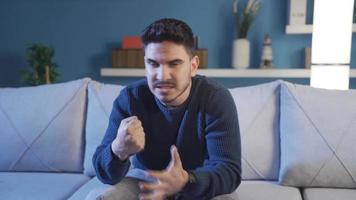 ongelukkig, depressief Mens is boos en niet gevoel goed Bij huis. gefrustreerd jong Mens Bij huis depressief, boos, en verdrietig. video