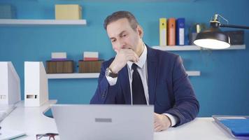 réfléchi déprimé homme d'affaire dans le bureau. stressé homme d'affaire a problèmes dans le sien privé la vie à le bureau, il est déprimé. video