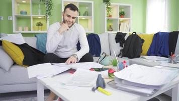 pigro uomo ha distrazione. il pigro e disorganizzato uomo Lavorando a partire dal casa prende distratto e inizia giocando su il Telefono. video