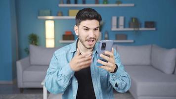 recevoir bien nouvelles, le Jeune homme se réjouit. le homme qui est content avec le bien nouvelles il lit sur le téléphone devient content et jouit il. video