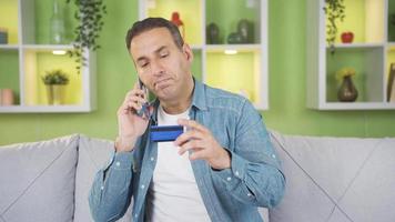 hombre dando crédito tarjeta información en el teléfono. hombre dando detalles de banco y crédito tarjeta dice en el teléfono. video