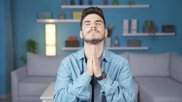 jung Mann beten. jung Mann beten zu Gott, ausdrücken Dankbarkeit. video