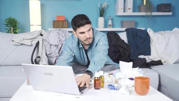 malade Jeune homme travaux de maison, le sien état est ne pas bien. Jeune homme avec du froid ou virus maladie travail de maison, éternuements, tousser. video