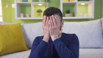 portret van depressief, overweldigd en verdrietig Mens. Mens wie is nerveus en verdrietig Bij huis is in een verveeld en hulpeloos humeur. video