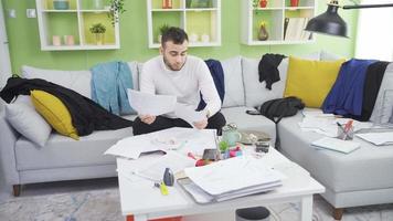 depressief Mens te moe en hopeloos naar houden omhoog met routine- huiswerk. de Mens wie is rommelig Bij huis gedurende de dag is depressief en lui. video