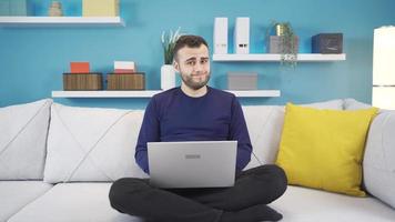 portrait de déprimé Jeune homme avec problèmes. une homme vivant une déprimé jeunesse, ennuyé avec le sien la vie à maison. video