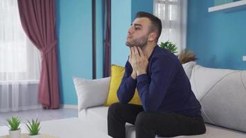 Jeune homme Souffrance de frustration, séparation, échec, solitude à maison. déprimé de mauvaise humeur Jeune homme avec anxiété se sent mauvais. video