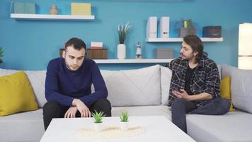 huisgenoten zijn vechten, oneens, ruzie maken Bij huis. vriendjes leven in de dezelfde huis zijn vechten en krijgen boos met elk ander. video