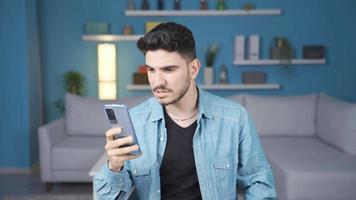 recevoir mal nouvelles, le Jeune homme obtient bouleversé. attristé par le mal nouvelles il lis sur le téléphone, le homme est frustré. video