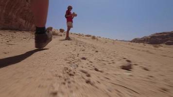 velozes movimento Tempo lapso mulher turista caminhante andar explorar wadi rum deserto caminhar em feriado período de férias dentro wadi rum. popular wadi rum deserto dentro Jordânia video
