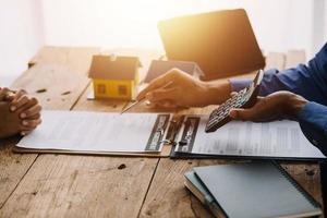 mujer de negocios o contadora que trabaja en inversiones financieras en calculadora, cálculo, análisis de negocios y crecimiento de marketing en gráficos de datos de documentos financieros, contabilidad, concepto económico y comercial. foto