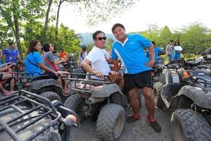 nakhonnayok, Tailandia - diciembre 19 turistas montando Canal de televisión británico a naturaleza aventuras en suciedad pista en diciembre 19, 2015, tailandia foto